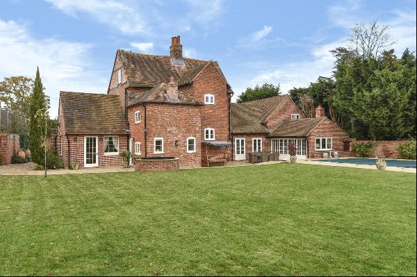 A beautifully renovated 6 bedroom family home with heated outdoor pool in Winkfield.