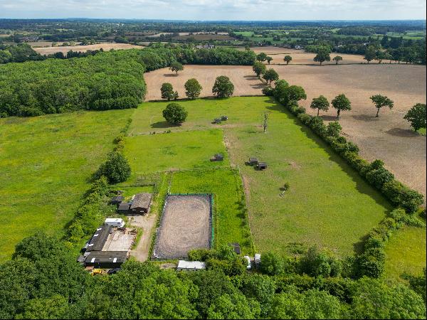 A wonderful equestrian opportunity in a desirable village close to Warwick, in 7.60 acres