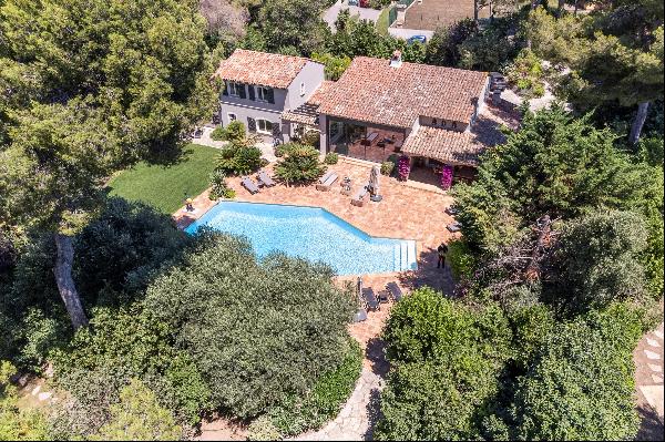 Superb fully renovated property in a quiet, sought-after area in Mougins.