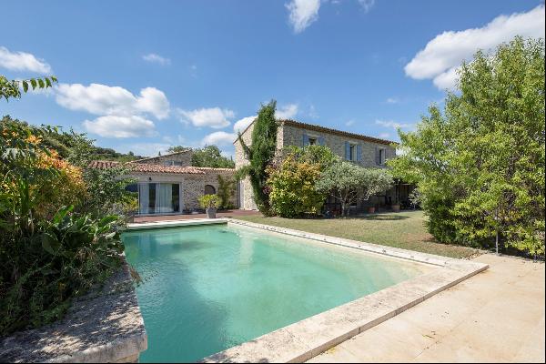 Provençal villa with pool and land for sale in Gordes.