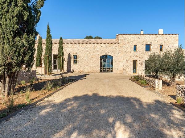 A stunning architect-renovated finca with an expansive plot of land.