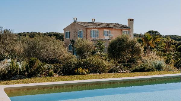 A charming modern Finca set against the picturesque backdrop of Santanyi.