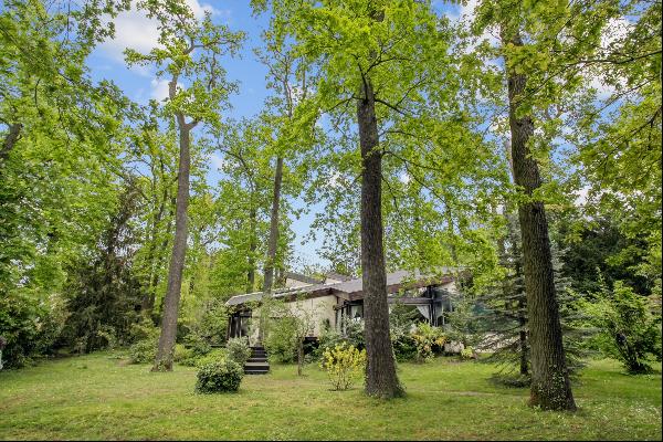 Architect-designed house with indoor swimming pool and 115 sqm outbuilding