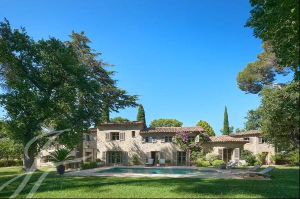 Mougins - Luxurious stone property in a closed domain