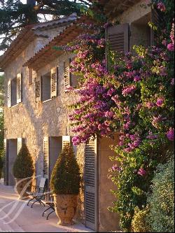 Mougins - Luxurious stone property in a closed domain