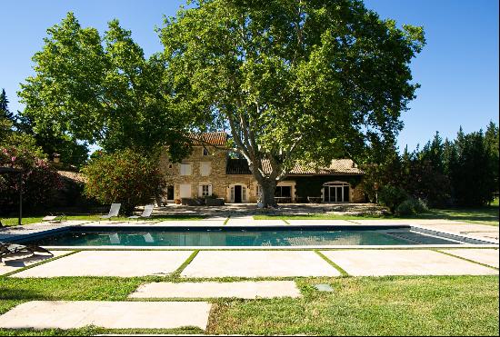 Exceptional estate in Provence with swimming pool and 2.7 hectares of land