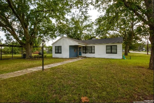 467 Oak Street, Utopia TX 78884