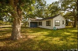 467 Oak Street, Utopia TX 78884