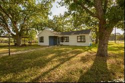 467 Oak Street, Utopia TX 78884