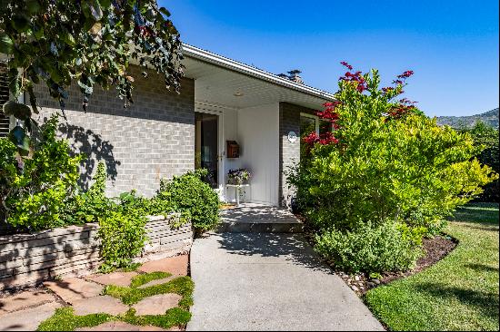 Immaculate Rambler With Mountain & City Views In St. Mary's