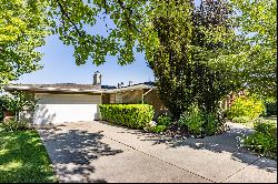 Immaculate Rambler With Mountain & City Views In St. Mary's