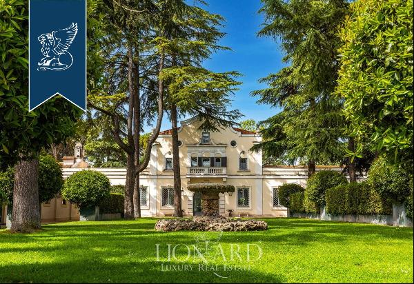 Prestigious 18th-century estate surrounded by a 7-hectare centuries-old park for sale in R