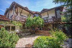 Exclusive house for sale with a beautiful garden in the center of Bansko