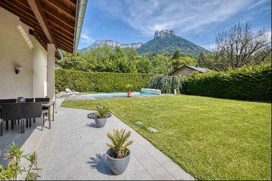 House with swimming pool and beautiful mountain views