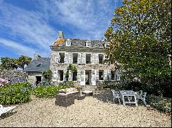 ÎLE DE BATZ, STONE SHIPOWNER’S HOUSE ON THE SEA