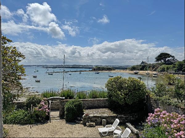 iLE DE BATZ, STONE SHIPOWNER'S HOUSE ON THE SEA