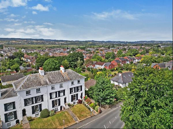 A beautifully presented Georgian townhouse with a wonderful garden and easy access to Tops