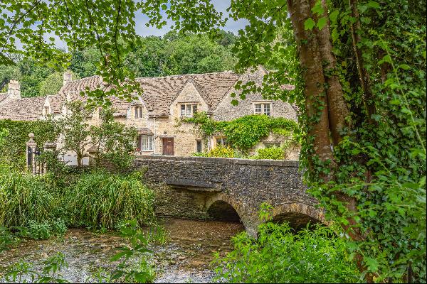 A Grade II listed gorgeous 3 bedroom house, with spacious accommodation of 2,737 - 3,273 s