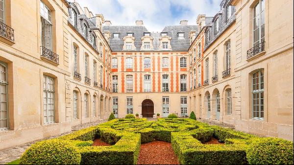 Breathtakign duplex apartment on the Place des Vosges.