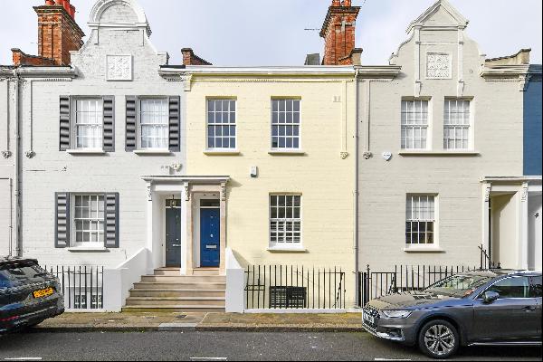 An attractive four bedroom freehold house with a roof terrace and garden for sale in Seymo