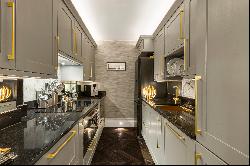 Exquisitely designed apartment with its own private entrance in Belgravia