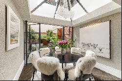 Exquisitely designed apartment with its own private entrance in Belgravia