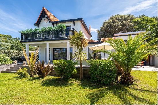 EXCLUSIVITY - PYLA SUR MER - MAGNIFICENT VILLA LOCATED 100 M FROM THE BEACH