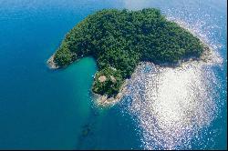 Beautiful private island in Paraty with 656,168 sq. ft., 09 suites, private pier