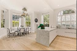 Bright and spacious duplex apartment in Mayfair.