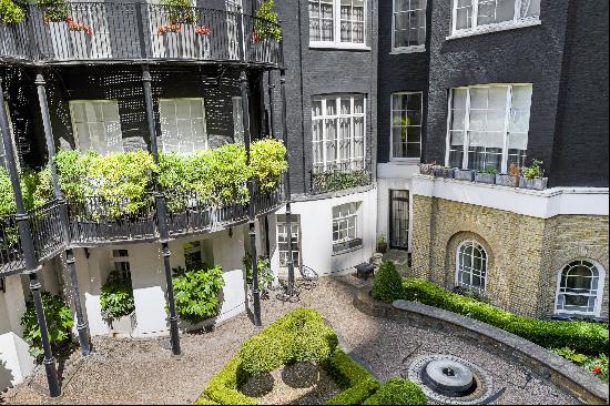 Bright and spacious duplex apartment in Mayfair.