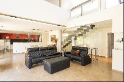 Contemporary housing, open spaces 20 minutes from Sitges.