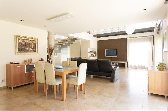 Contemporary housing, open spaces 20 minutes from Sitges.