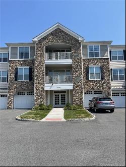 834 Brookside Court #834, Newtown CT 06470