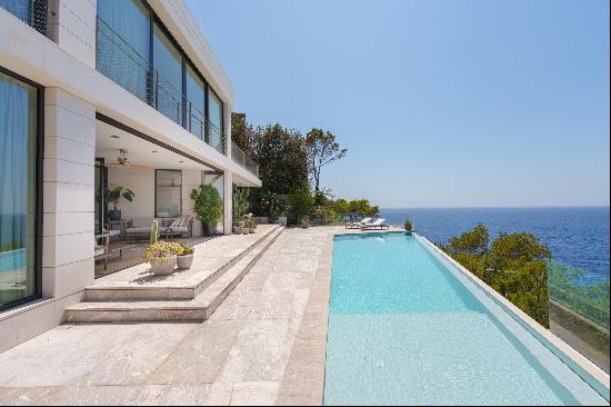 Exclusive frontline villa in Santa Ponsa