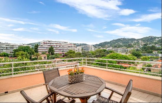 Cannes Penthouse Gem: Sun-Drenched 4 room Apartment in Montfleury