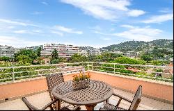 Cannes Penthouse Gem: Sun-Drenched 4 room Apartment in Montfleury