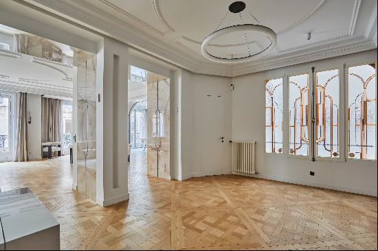 Paris 16th District - A meticulously renovated 4-bed apartment