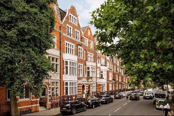 A two bedroom lateral apartment on a sought-after road in Bayswater, W2