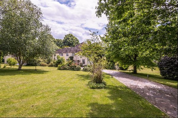 A spacious family home with delightful gardens in the exclusive Wildernesse Estate, in a p