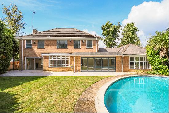 A great detached family home set in a cul-de-sac with outdoor heated swimming pool. Ideal 