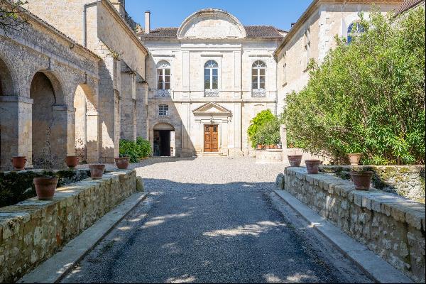 An exceptional village chateau dating to the 13th Century