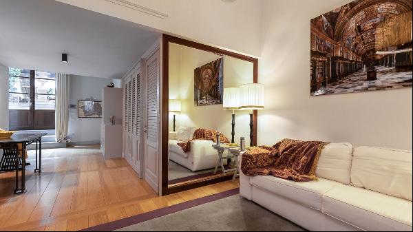 Outstanding studio apartment in Palazzo Tornabouni, Florence, Tuscany.