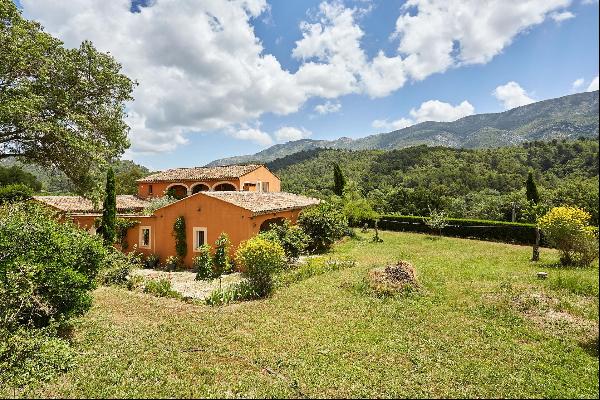 Beautiful architect-designed house for sale near Aix en Provence with a view of the Sainte