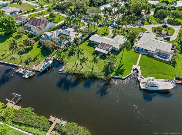 Welcome to boater's paradise in the highly sought-after community of North River Shores!! 