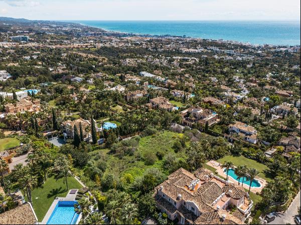 The Courtyard, plot in Sierra Blanca with sea and mountain views