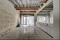 In the historical center of Arles, building of 450 sqm