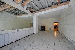 In the historical center of Arles, building of 450 sqm