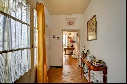 In the historical center of Arles, building of 450 sqm