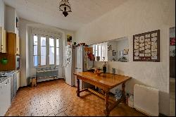 In the historical center of Arles, building of 450 sqm