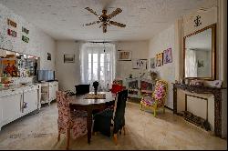 In the historical center of Arles, building of 450 sqm